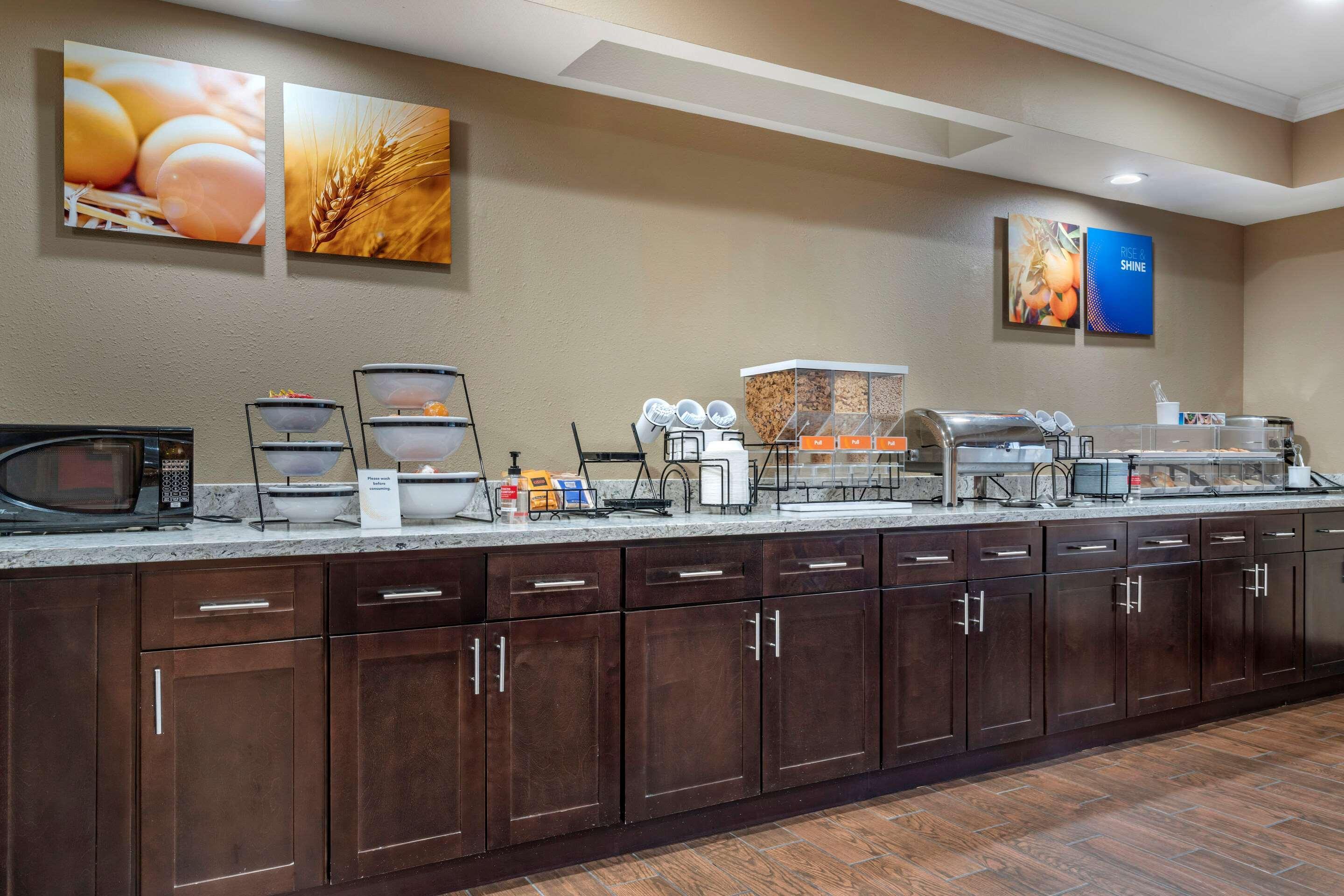 Comfort Inn & Suites Sacramento - University Area Kültér fotó